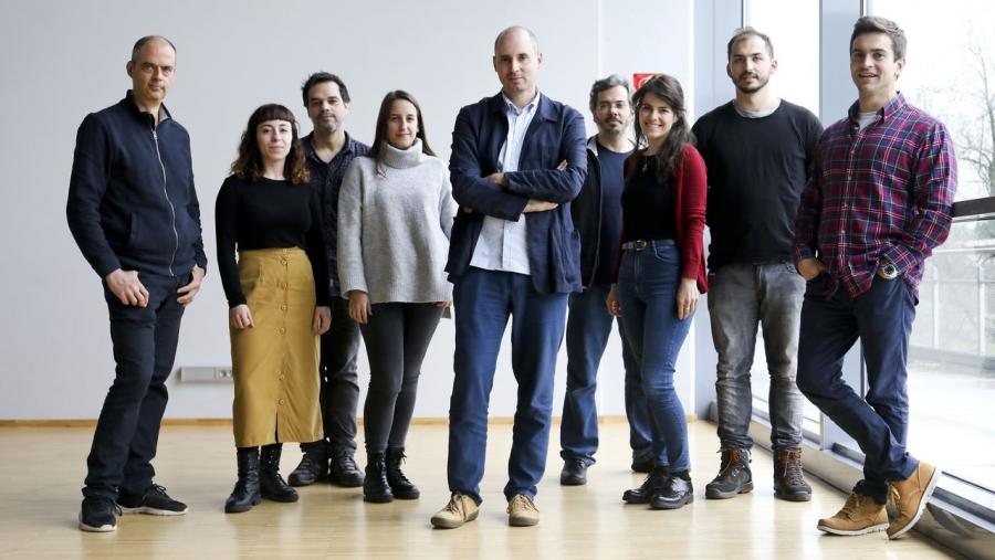 O profesor Tubío, no centro da imaxe, xunto ao seu equipo