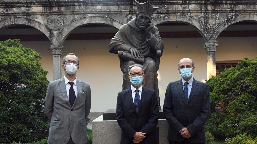 De esquerda a dereita, Carlos Salgado,  José Manuel Sabucedo e Luis Miguel Botana logo de recoller este xoves as Medallas de Investigación 2020 outorgadas pola Real Academia Galega de Ciencias. FOTO: Santi Alvite