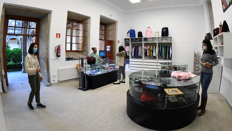 Co gallo de celebrar esta nova etapa, todas as persoas que visiten a tenda recibirán un agasallo ata fin de existencias. FOTO: Santi Alvite