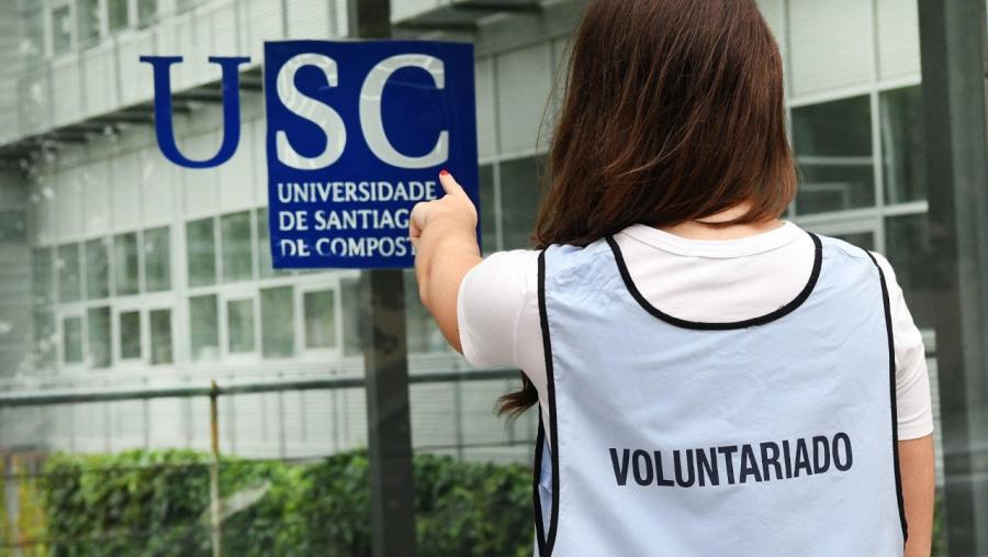 Unha voluntaria da USC. FOTO: Santi Alvite