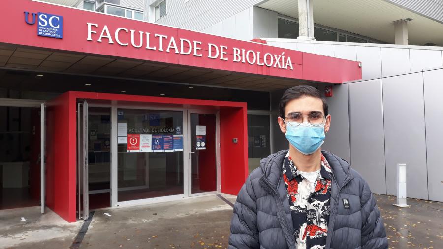 Yeray Folgar Cameán, diante da Facultade de Bioloxía