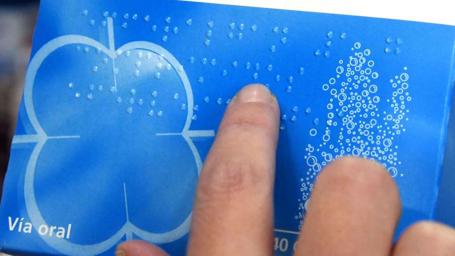 Lectura en braille. FOTO: Santi Alvite