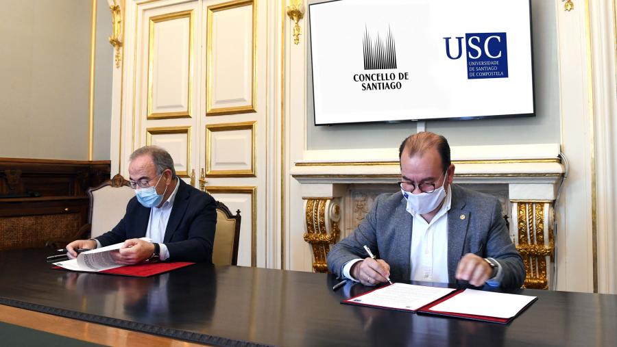 O convenio asinado este xoves polo reitor Antonio López e o alcalde de Santiago de Compostela, Xosé Antonio Sánchez Bugallo, fixa o compromiso de ambas as dúas institucións por mellorar a participación nos procesos formativos do colectivo de persoas maiores. FOTO: Santi Alvite