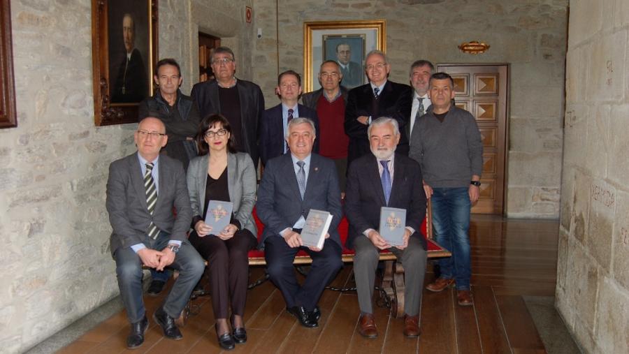 En primeira fila, Darío Villanueva, Juan Viaño, Silvia Churruca e Juan Luis Blanco, e detrás os prologuistas e tradutores das obras (Foto: SERVIMAV-USC)