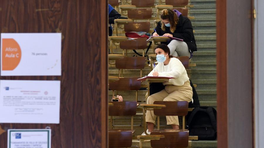 Alumnado da USC na Facultade de Ciencias Económicas e Empresariais. FOTO: Santi Alvite