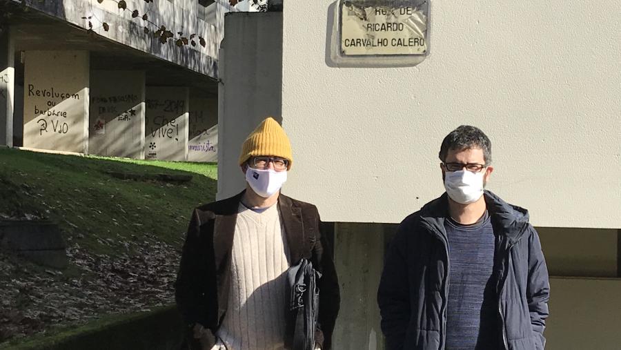 Paulo Gamallo e José Ramom Pichel, diante da Facultade de Filoloxía da USC. FOTO: Santi Alvite