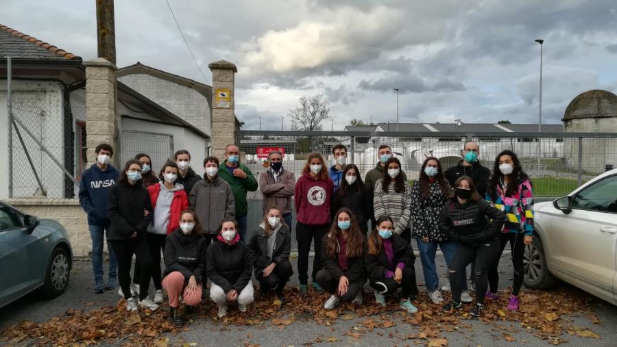 Alumnos e docentes no exterior das instalacións do Centro de Recría Castro