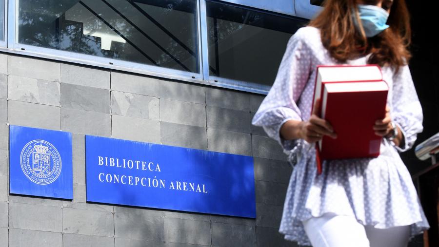 Durante o período de Nadal, as bibliotecas permanecerán abertas de luns a venres de 9.00 a 20.30 horas e, nas fins de semana, de 10.00 a 19.30 horas. FOTO: Santi Alvite