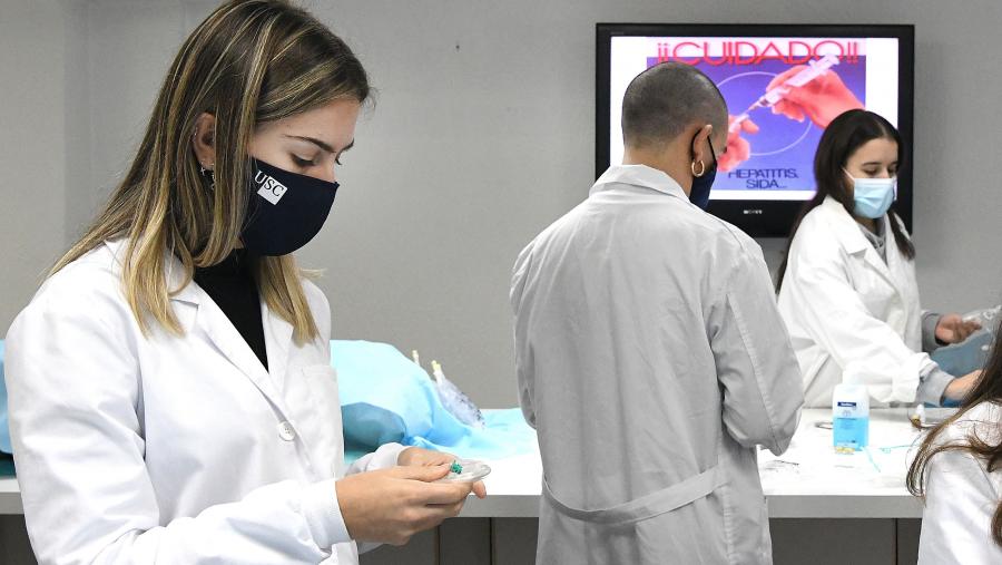 Clase práctica de Enfermaría. Imaxe de arquivo. FOTO: Santi Alvite