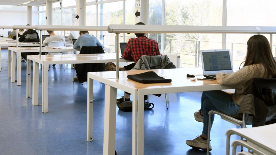 Ata o vindeiro 18 de febreiro,  as persoas usuarias das bibliotecas da USC, poden doar as súas horas de estudo. FOTO: Santi Alvite
