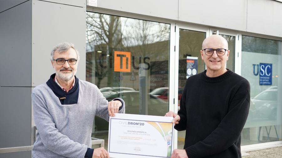 Os investigadores Francisco F. Rivera (esquerda) e José Carlos Cabaleiro, ás portas do CiTIUS. FOTO: Andrés Ruiz