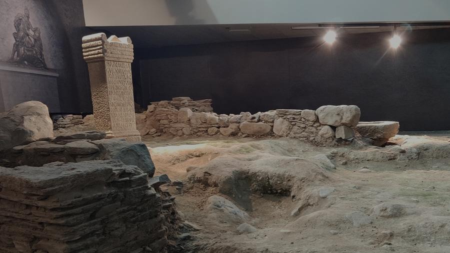 Imaxe da ara exposta no museo universitario A Domus do Mitreo de Lugo