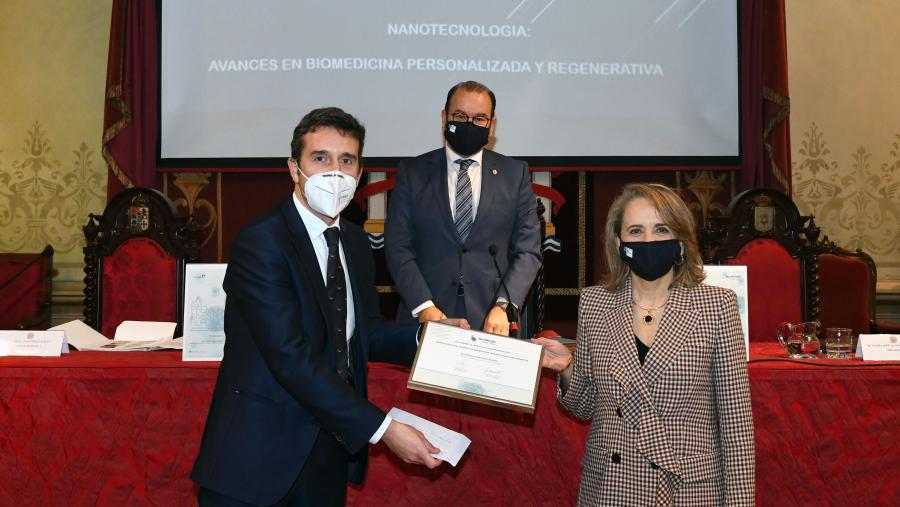 O director xeral de Burdinola, Mikel Martínez, entrega o galardón a María José Alonso nun acto presidido polo reitor Antonio López. FOTO: Santi Alvite 