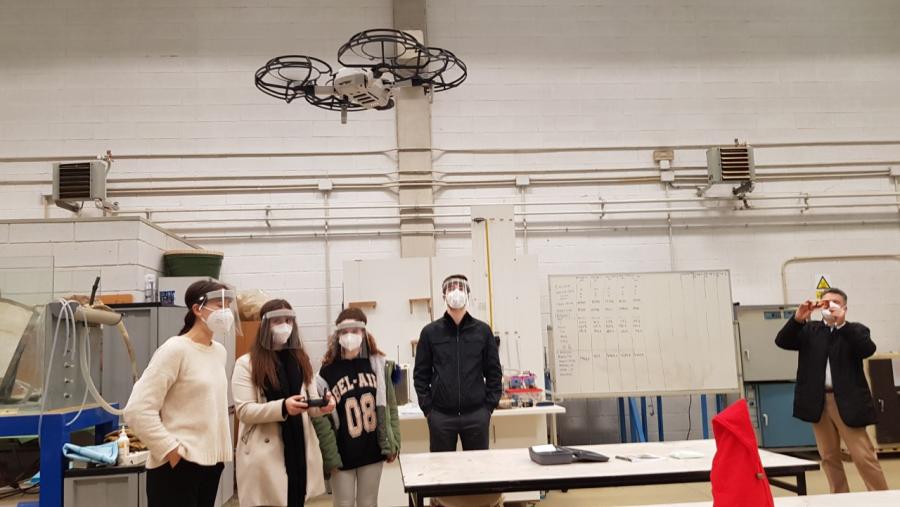 Estudantes voan un dron no interior dunha nave da EPS de Enxeñaría de Lugo  
