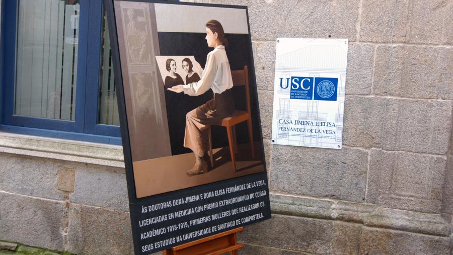 Jimena e Elisa foron as primeiras mulleres licenciadas pola USC. FOTO: Santi Alvite