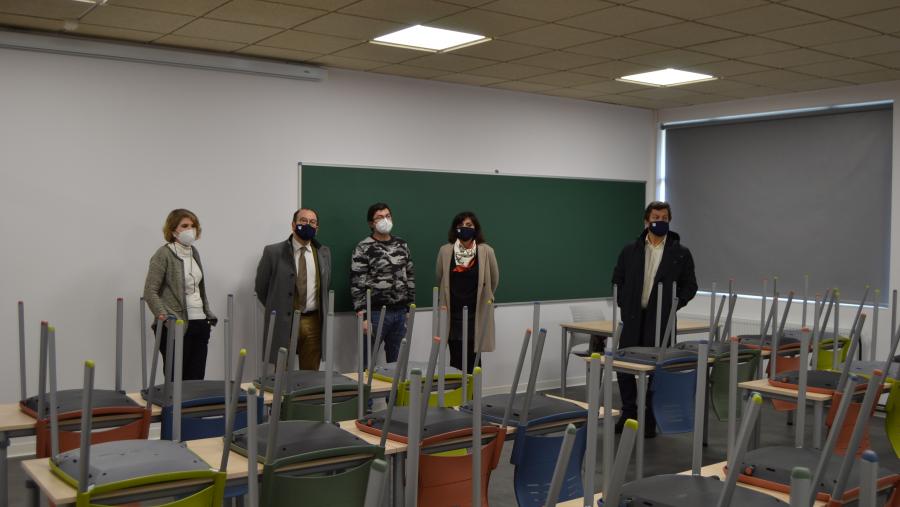 De esquerda a dereita, Asteria Luzardo, Antonio López, Francisco José Fraga, Montserrat Valcárcel e Javier Ferreira, nunha das aulas novas habilitadas en Ciencias