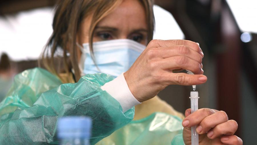 Nestes intres o equipo da USC avanza na elaboración dun mapa de risco da COVID-19 en España. Imaxe de arquivo dun cribado. FOTO: Santi Alvite