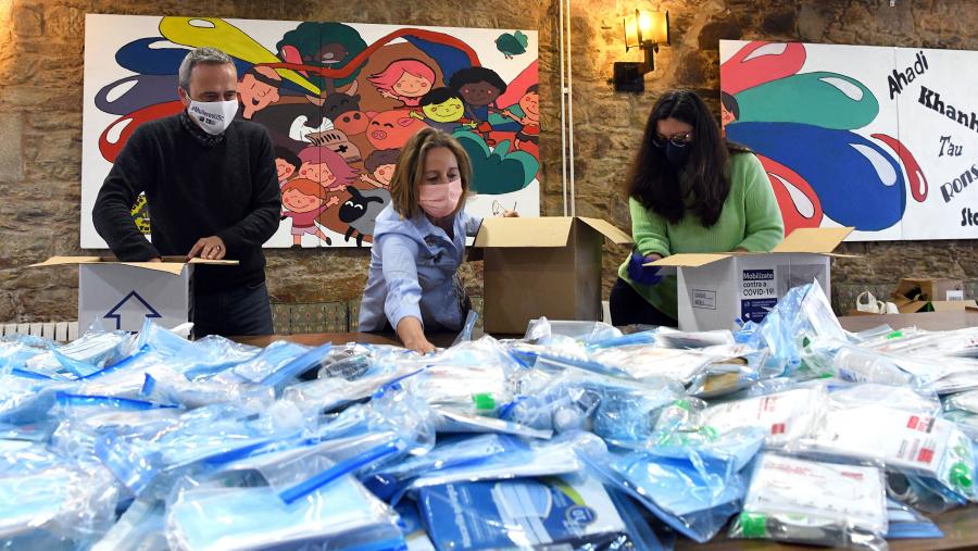 O Programa de Voluntariado fronte á COVID-19 naceu para favorecer a maior e continuada sensibilización da comunidade universitaria e promover o cumprimento de medidas de hixiene e comportamentos sociais axeitados contra a pandemia. FOTO: Santi Alvite