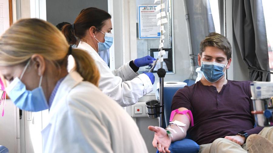USC e ADOS consideran de vital importancia ampliar e rexuvenecer a base de persoas doadoras de sangue en Galicia. FOTO: Santi Alvite