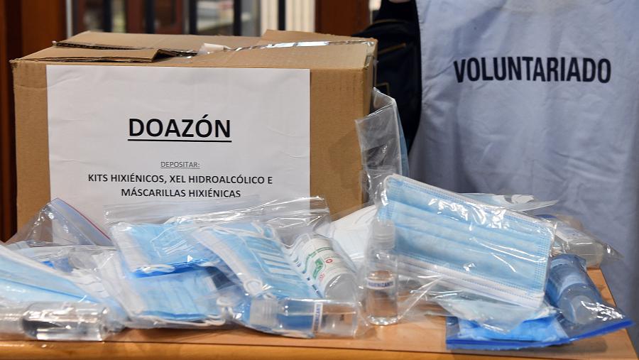 O alumnado voluntario toma parte na difusión desta campaña. FOTO: Santi Alvite