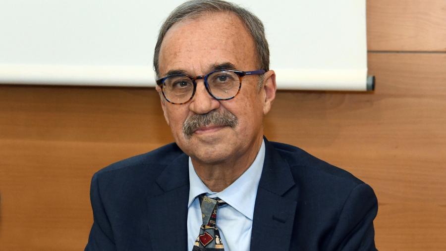 Juan Lema é profesor emérito da USC. FOTO: Santi Alvite