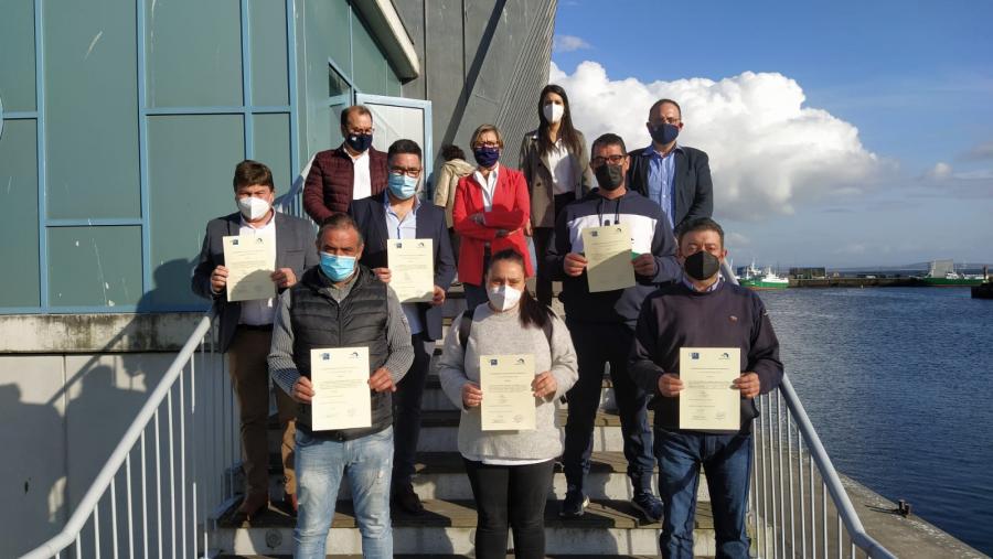 Foto de familia dos representantes das lonxas recoñecidas coa garantia pescaenverde xunto co reitor Antonio López
