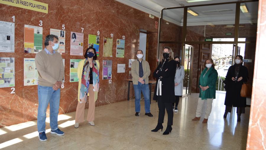 de esquerda a dereita, Santiago López, Montserrat Valcárcel, Francisco Xosé Candia, Lara Mëndez, Carmen Sarceda e alumnas, na apertura da mostra en Formación do Profesorado