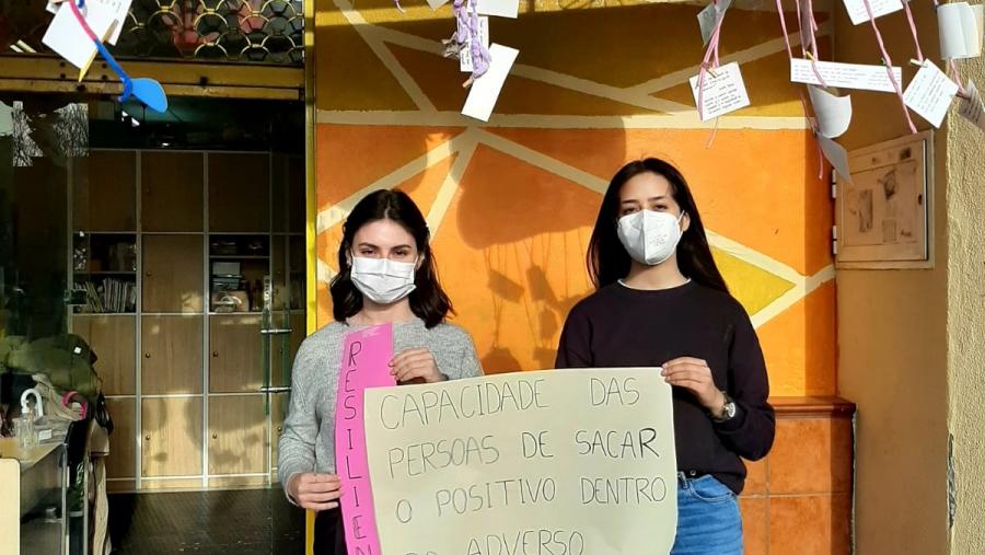 Estas alumnas da USC están a facer as súas prácticas no Centro Entelequia de Santiago de Compostela