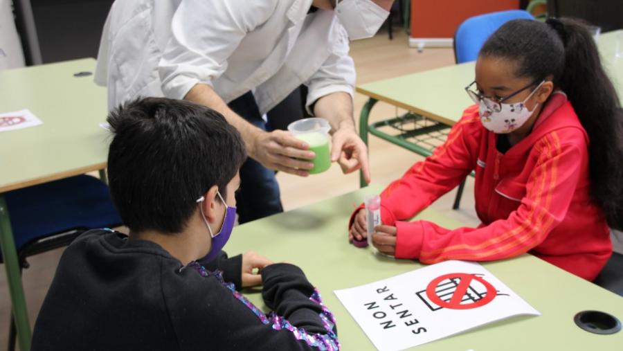 Participantes nos obradoiros de 'Ciencia no Camiño', no colexio de Paradai