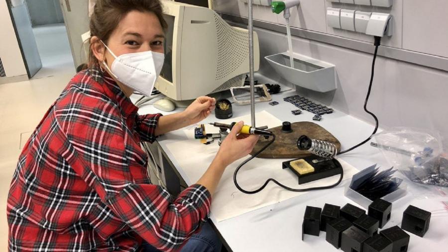 A investigadora da área de Microbioloxía e Parasitoloxía Saskia Flament Simon pon a punto un kit