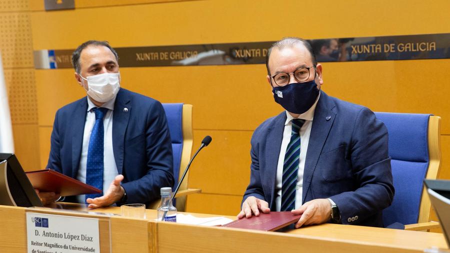 O reitor Antonio López e o conselleiro de Sanidade, Julio García Comesaña, na sinatura do convenio