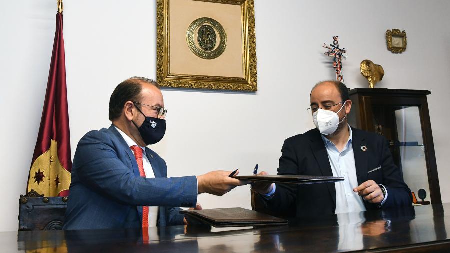 O reitor Antonio López e Marcos Martín en representación de Viaqua asinan o convenio. FOTO: Santi Alvite
