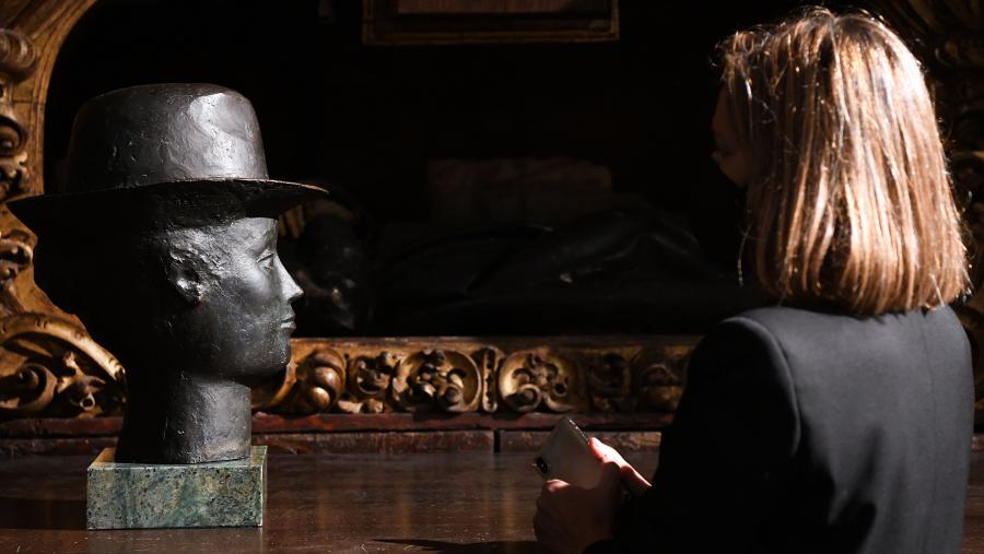 Dende  Salvador Dalí, pasando por Chillida ou Tápies, esta exposición concibida para o Xacobeo 2021-22, está composta por trinta obras que desenvolven unha narrativa en torno ao corpo. FOTO: Santi Alvite