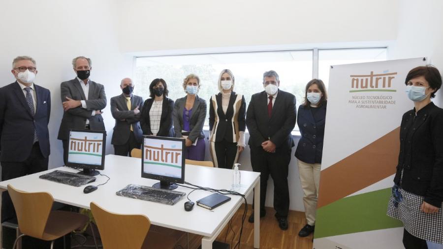 De esquerda a dereita, Nuno Vieira, Manoel Batista, Carlos Rodrigues, Montserrat Valcárcel, Ana Abrunhosa, Isabel Ferreira, António Cunha e doutoras do proxecto Nutrir, en Melgaço