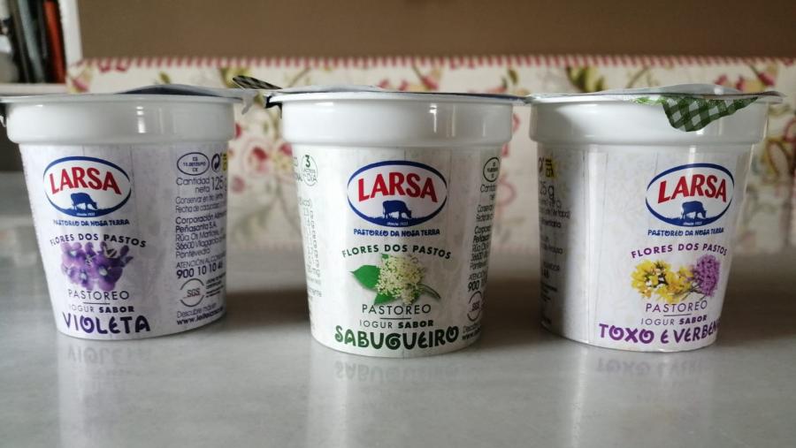 Nova gama de iogures 'Flores de los Pastos' de Larsa, con sabor a violeta, sabugueiro ou toxo e verbena