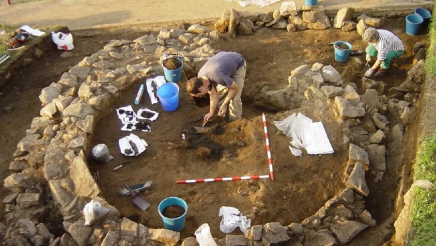 Arqueólogos do GEPN-AAT traballan nunha escavación en Castro de Nabás en Nigrán, Pontevedra. FOTO: María Martín