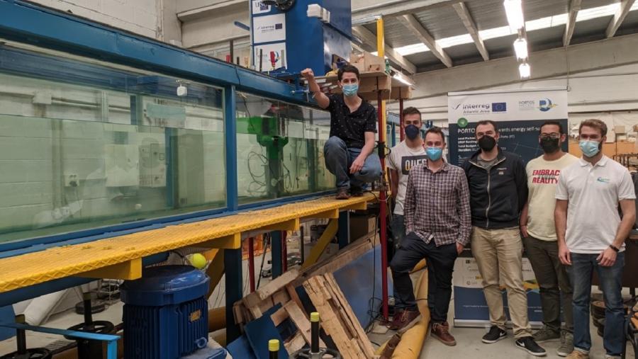 Rodrigo Carballo (terceiro pola esquerda) con técnicos da empres Wedge Global SL na canle de ondas e correntes da EPS de Enxeñaría da USC