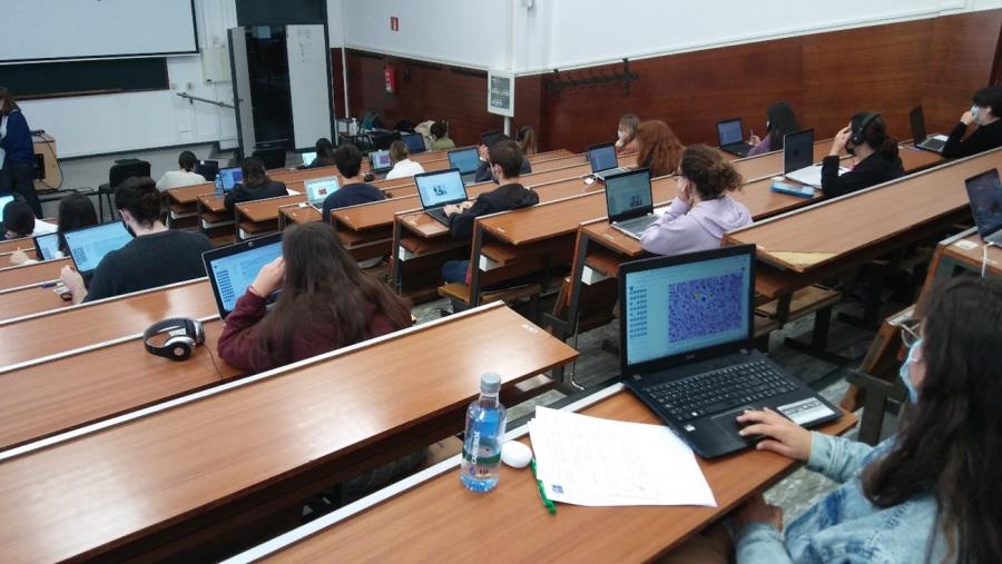 Os alumnos enfróntanse nesta proba a casos clínicos reais representados por actores ou mediante a utilización de simuladores de pacientes