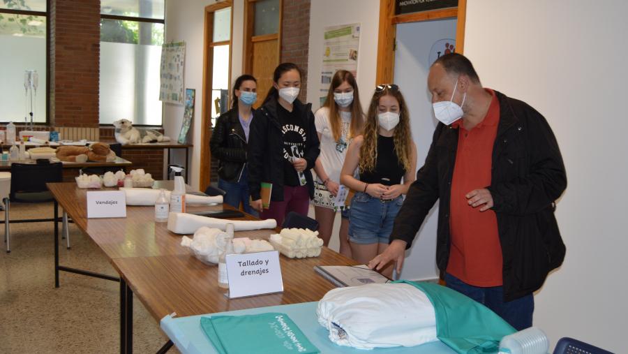 Luis Quintela, con catro alumnas preuniversitarias, no laboratorio de habilidades clínicas veterinarias
