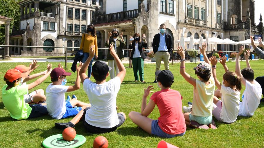 De esquerda a dereita, Rocío Bulnes da Fundación USC, a concelleira Mercedes Rosón, a vicerreitora Mar Lorenzo e o xerente das Fundación USC, Óscar Hermida. FOTO: Santi Alvite