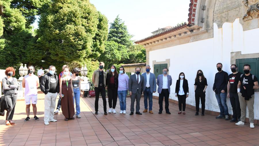 Encontro do reitor con artistas e institucións implicadas en USCénica. FOTO: Santi Alvite