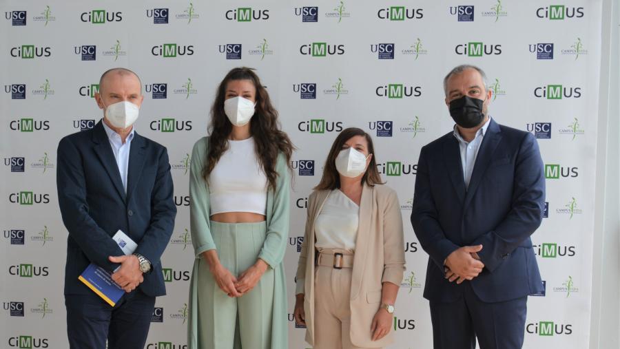 A doutora María Cebro, segunda pola esquerda, xunto cos seus directores de tese