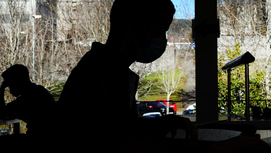 Alumnado en biblioteca