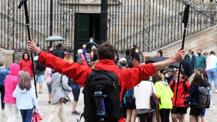 Peregrinos na entrada da Catedral de Santiago. Foto: Santi Alvite