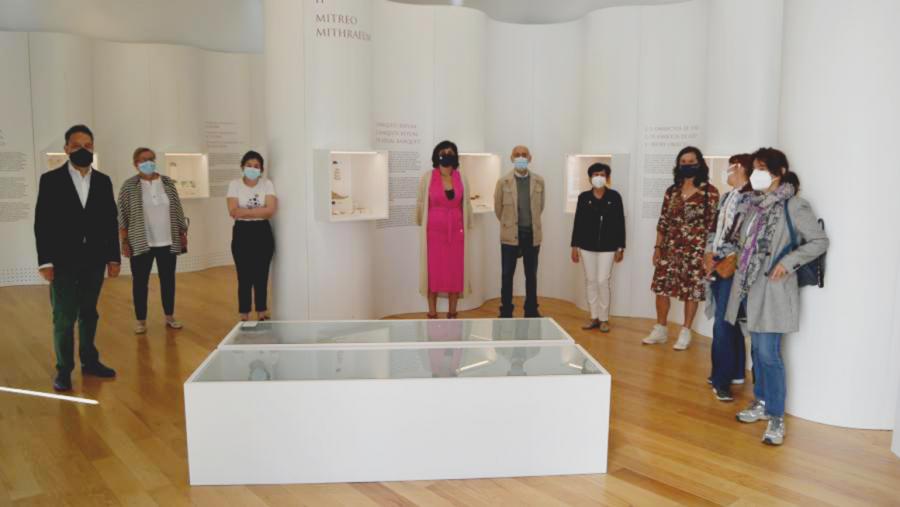 Responsables académicos da USC e persoal do Museo de Viladonga, na visita á sala de exposicións da Domus do Mitreo