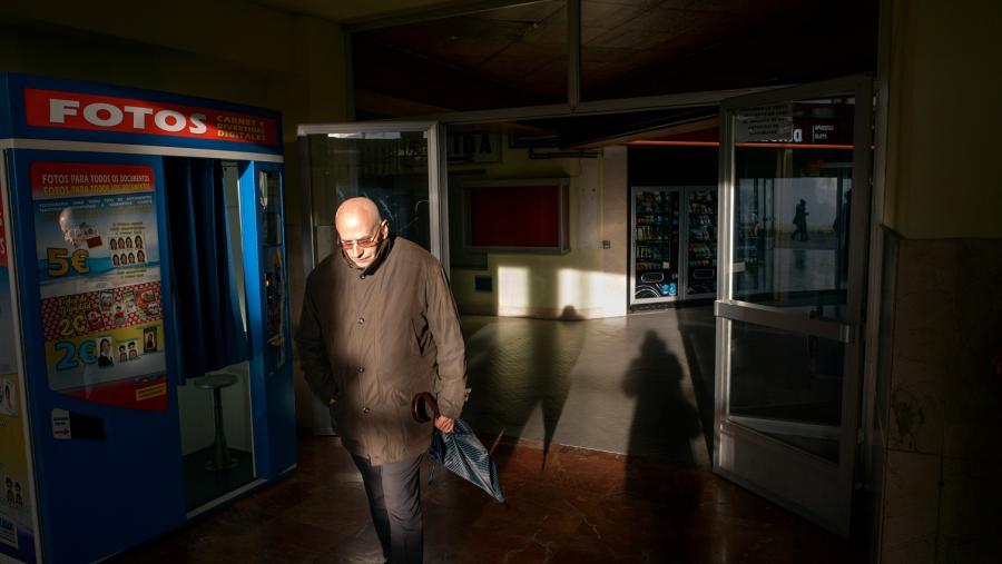 Unha persoa camiñando. Foto: Adra Pallón