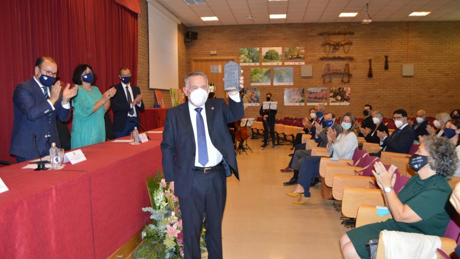 Antonio Rigueiro amosa o premio Luís Porteiro Garea, na cerimonia celebrada na EPS de Enxeñaría