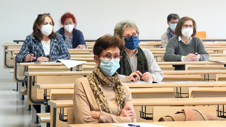 Para formalizar a matrícula de xeito presencial débese solicitar cita previa. Imaxe de arquivo dunha clase do IV Ciclo. FOTO: Santi Alvite