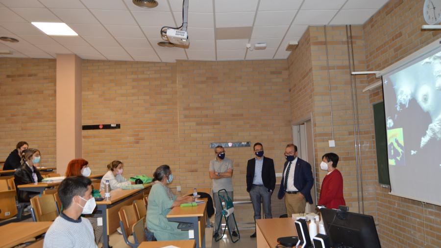 Visita do reitor a alumnado do grao en Xestión Cultural, na Facultade de Humanidades