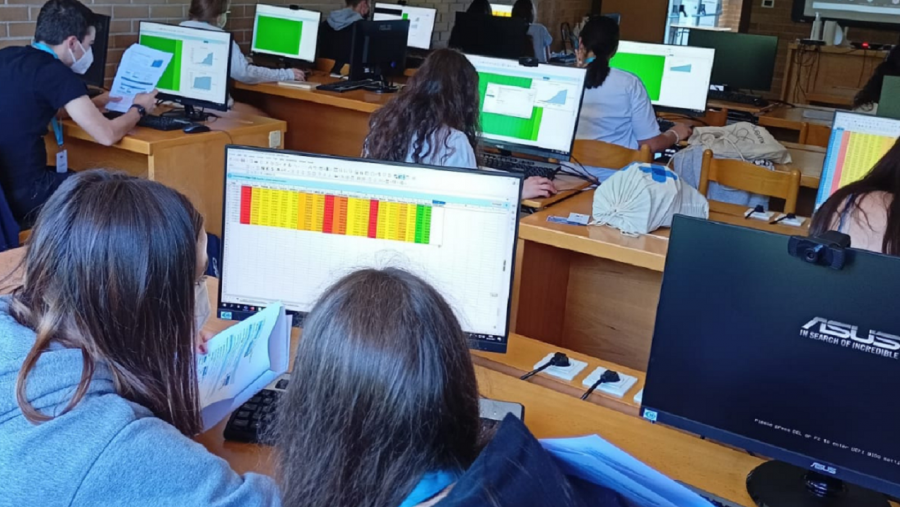 Alumnado de secundaria nun obradoiro